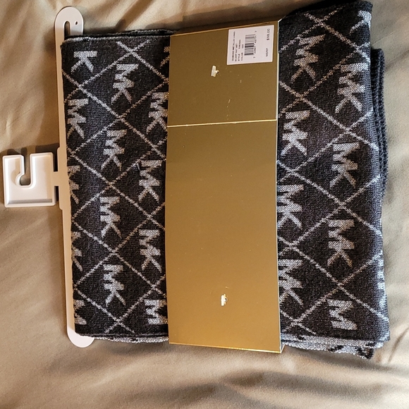 Michael Kors Scarf & Hat set - Picture 2 of 3